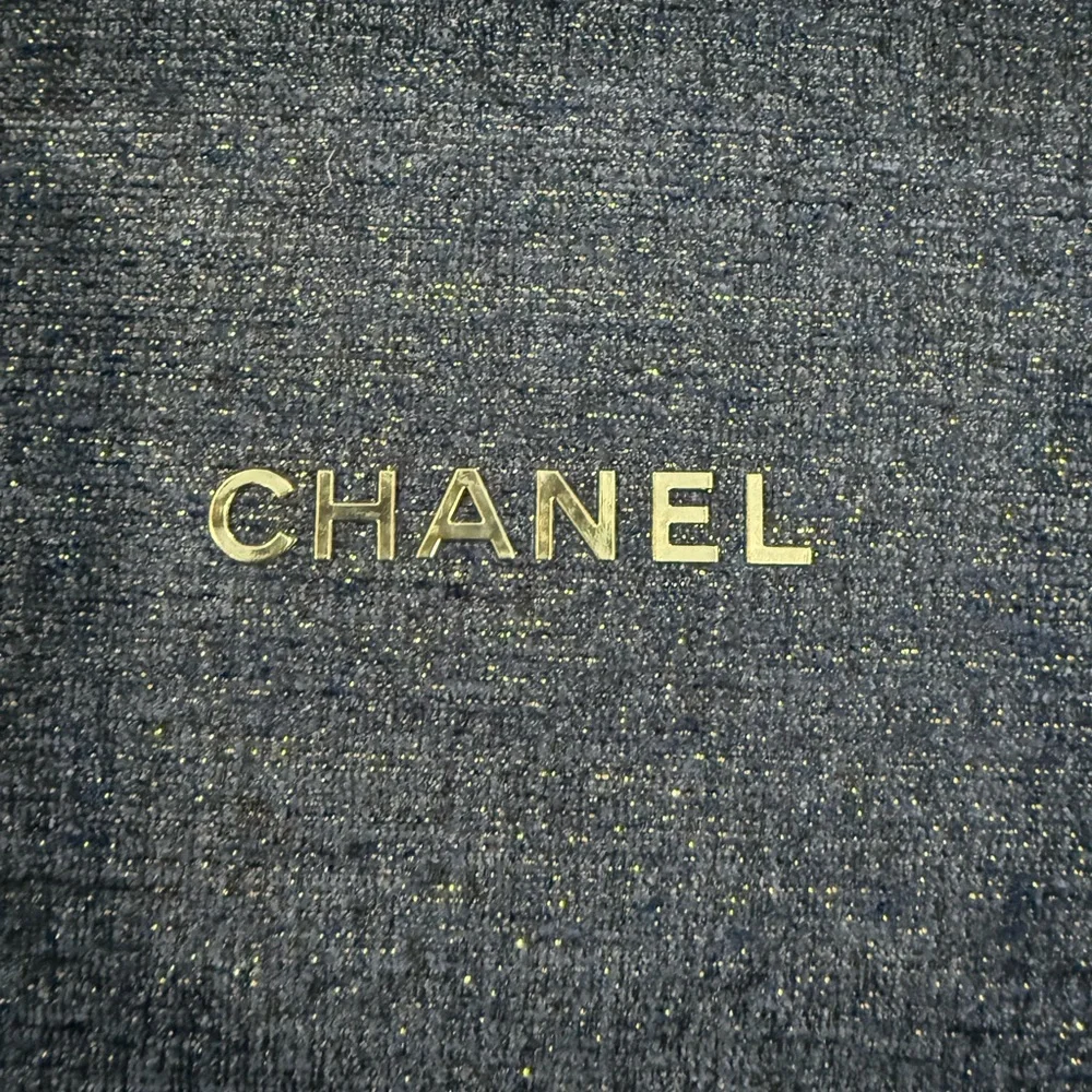 CHANEL Beauté GWP Midnight Blue Cosmetic Pouch – Gold Lettering – NIB - Picture 8 of 10